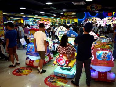 Müşteriler bir oyun veya eğlence arcade içinde farklı konumlar ve video oyunları keyfini çıkarın.