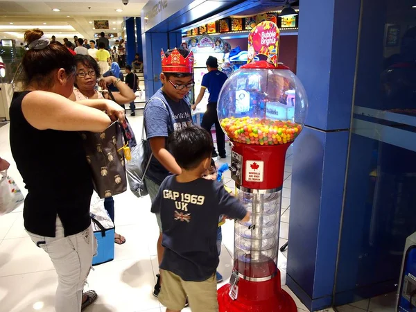 Los clientes de un arcade de video o diversión compran gumball de una máquina de gumball . — Foto de Stock