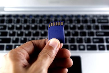 SD kart ve bir dizüstü bilgisayar