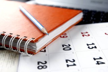 Takvim, dizüstü bilgisayar ve dizüstü bilgisayar