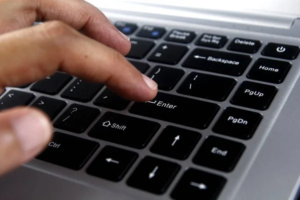 Hand op een laptop computertoetsenbord — Stockfoto