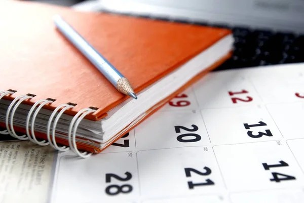 Calendrier, cahier et ordinateur portable — Photo