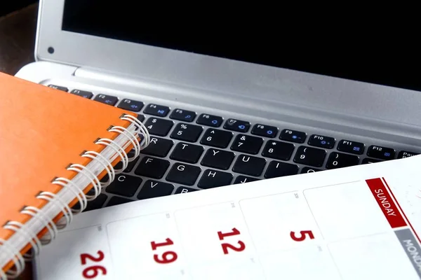 Calendario, cuaderno y un ordenador portátil — Foto de Stock