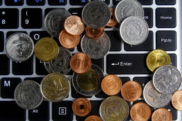 Mynt på en bärbar dator tangentbord — Stockfoto
