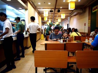 Müşteriler ve çalışanlar içinde meşgul Restoran.