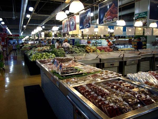 さまざまな新鮮な果物や野菜の食料品店で展示. — ストック写真