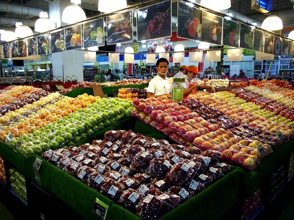 Eine große Auswahl an frischem Obst und Gemüse in einem Lebensmittelgeschäft. — Stockfoto