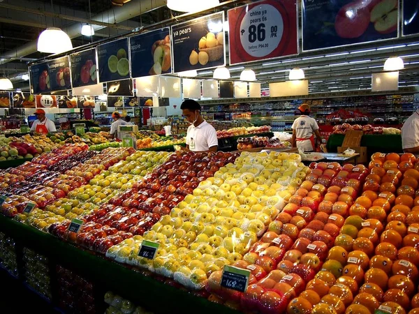 Szeroki wybór świeżych owoców i warzyw na wystawie sklepu spożywczego. — Zdjęcie stockowe