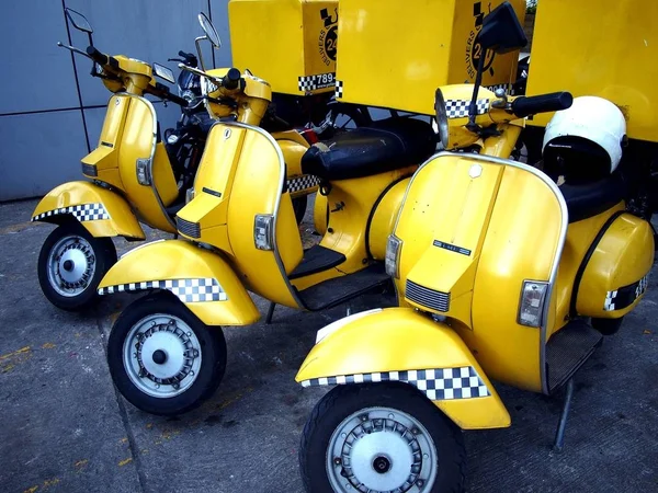Parkerade leverans motorcyklar av en italiensk matrestaurang. — Stockfoto