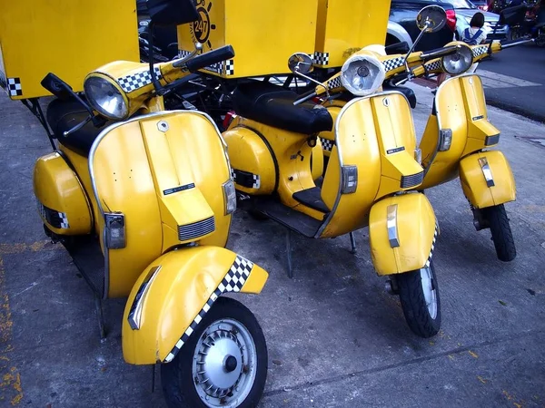 Parked delivery motorcycles of an italian food restaurant. — Stock Photo, Image