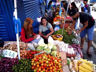 Çeşitli taze meyve ve sebze yoğun bir cadde boyunca sokak satıcıları satmak.