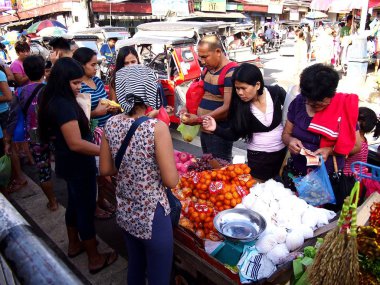 Çeşitli taze meyve ve sebze yoğun bir cadde boyunca sokak satıcıları satmak.