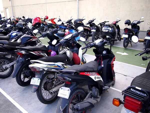 Motorcyklar och skotrar parkerade på en parkeringsplats i ett köpcentrum. — Stockfoto