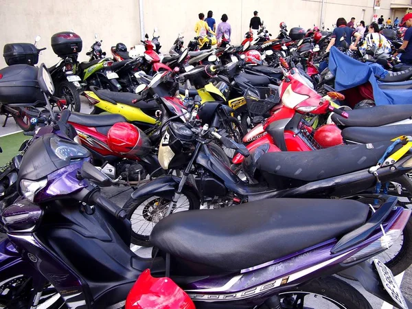 Motocicletas e scooters estacionados em um estacionamento de um shopping . — Fotografia de Stock