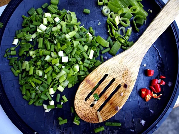 Gehakte lente-ui en rode chili — Stockfoto