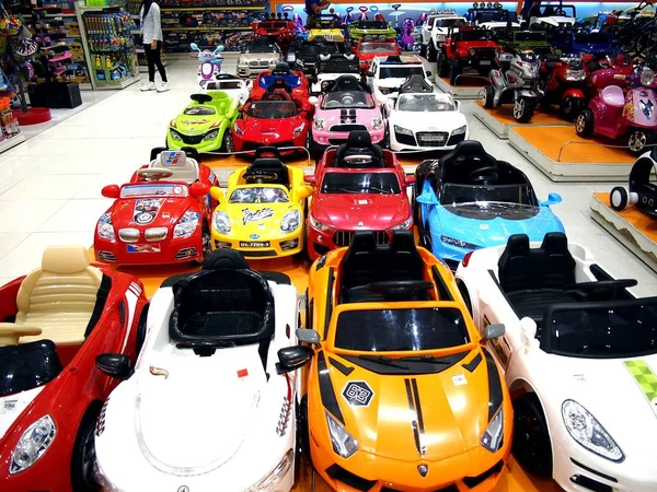 Assorted children's toy cars on display at a toy store in a shopping mall. — Stock Photo, Image