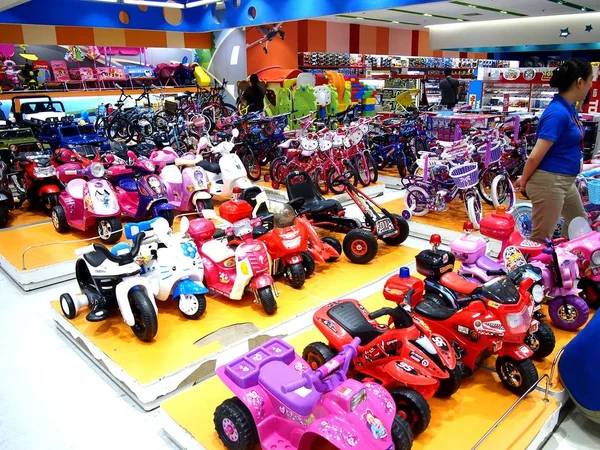 Bir oyuncak dükkanı bir alışveriş Merkezi'nde sergilenen çeşitli çocuk bisikleti. — Stok fotoğraf