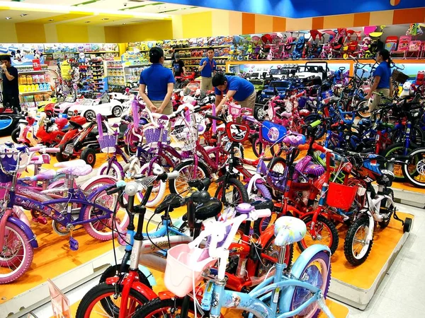 Bicicleta infantil surtida en exhibición en una juguetería en un centro comercial . — Foto de Stock