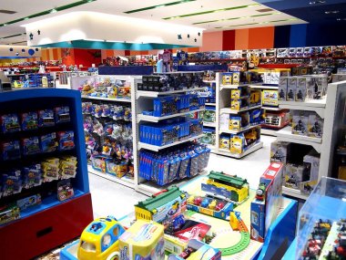 Bir oyuncak dükkanı bir alışveriş Merkezi'nde sergilenen çeşitli oyuncaklar.