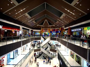 Mağazalar ve restoranlar ticari bir alışveriş merkezi içinde.