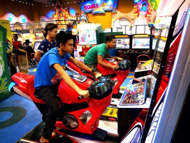 Müşteriler farklı oyunlar ve eğlence arcade bir alışveriş merkezi içinde içinde konumlar keyfini çıkarın.