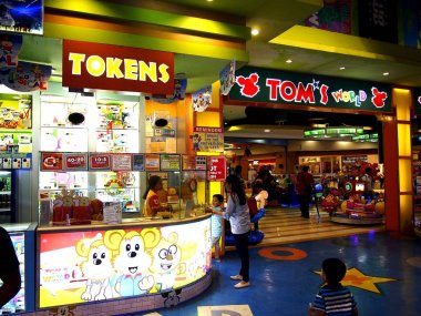 Müşteriler farklı oyunlar ve eğlence arcade bir alışveriş merkezi içinde içinde konumlar keyfini çıkarın.