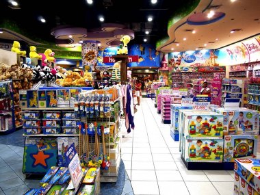 Çeşitli çocuk oyuncak arabalar bir oyuncak dükkanı bir alışveriş Merkezi'nde sergilenen.