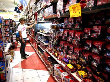 Çeşitli çocuk oyuncak arabalar bir oyuncak dükkanı bir alışveriş Merkezi'nde sergilenen.