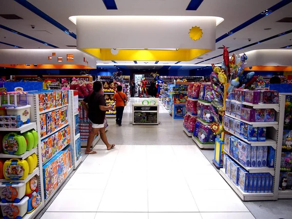 Brinquedos variados em exibição em uma loja de brinquedos em um shopping . — Fotografia de Stock