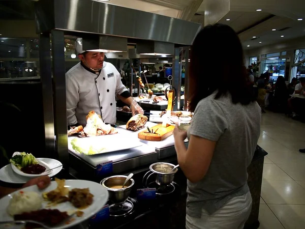 Szef kuchni serwuje świeżo gotowane jedzenie do klienta w restauracji. — Zdjęcie stockowe