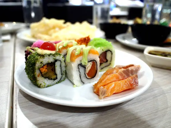 Talíř čerstvého sushi a sashimi — Stock fotografie