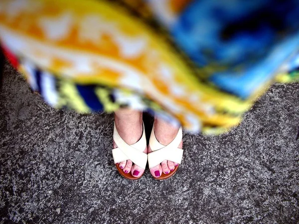 Женские ноги с лаком для ногтей в красивых туфлях — стоковое фото