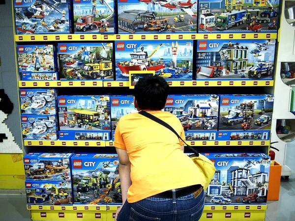 Genç bir çocuk oyuncakları oyuncak bir alışveriş Merkezi'nde sergilenen görünüyor. — Stok fotoğraf