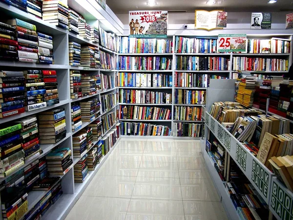 Una amplia selección de libros en exhibición en una tienda de libros usados — Foto de Stock