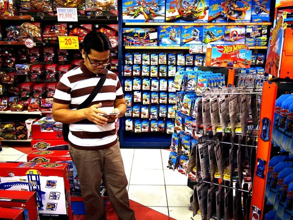 Carros de brinquedo para crianças sortidas em exibição em uma loja de brinquedos em um shopping . — Fotografia de Stock