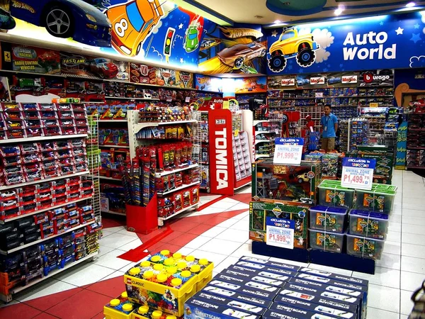 Carros de brinquedo para crianças sortidas em exibição em uma loja de brinquedos em um shopping . — Fotografia de Stock