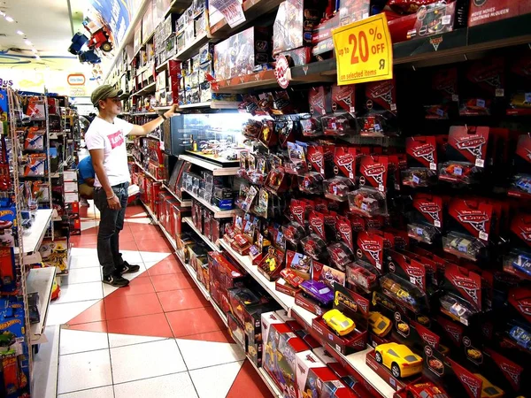 Carros de brinquedo para crianças sortidas em exibição em uma loja de brinquedos em um shopping . — Fotografia de Stock