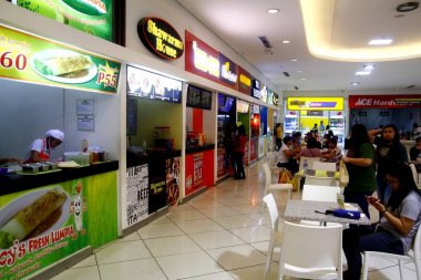 Gıda kiosklar ticari bir alışveriş merkezi içinde.