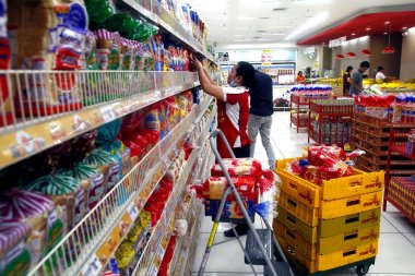Bir alt ekran raf Market içinde ekmek çeşitleri düzenler.