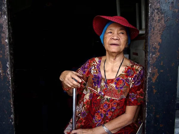 Starsza pani z stanowić piękny kapelusz dla aparatu przed jej domem — Zdjęcie stockowe
