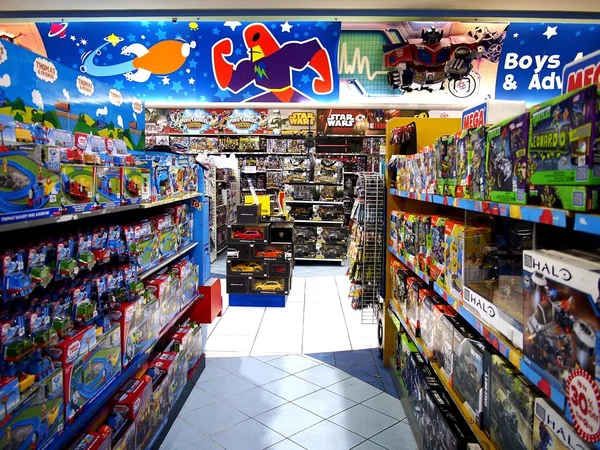 Assorted children's toy cars on display at a toy store in a shopping mall. — Stock Photo, Image