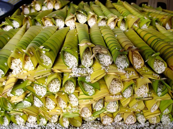 Stapel ongekookt Tagalog delicatesse genaamd Suman — Stockfoto