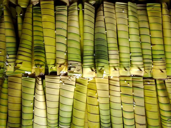 Stapel von ungekochten philippinischen Delikatessen namens suman — Stockfoto