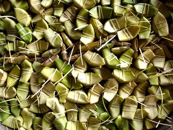 Stapel von ungekochten philippinischen Delikatessen namens suman — Stockfoto