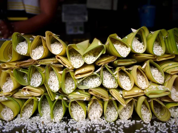 Stapel ongekookt Tagalog delicatesse genaamd Suman — Stockfoto