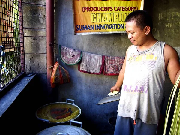 Erkekler hazırlamak bir yerel cook incelik glutenous pirinç haşlanmış veya Suman denilen. — Stok fotoğraf