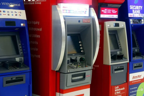 Rader av olika bank ATMs inuti ett kommersiella köpcentrum. — Stockfoto