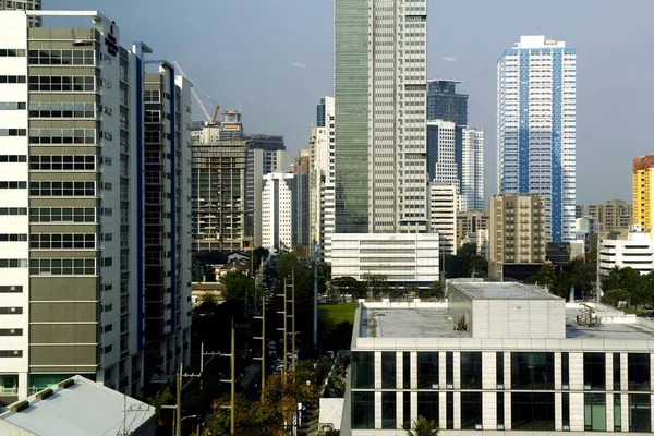 Edificios comerciales y residenciales y rascacielos en un distrito de negocios en Mandaluyong City, Filipinas . — Foto de Stock