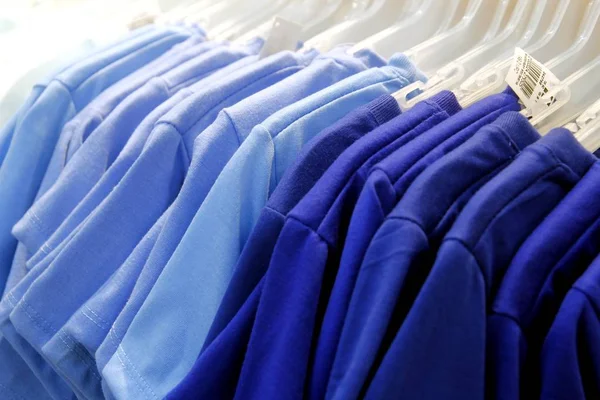 Farbige Hemden im Kleiderbügel — Stockfoto