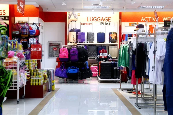 Uma grande variedade de roupas e acessórios de moda em exibição dentro de um shopping comercial . — Fotografia de Stock